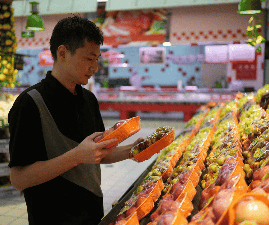 Người tiêu dùng tại một siêu thị tại Việt Nam